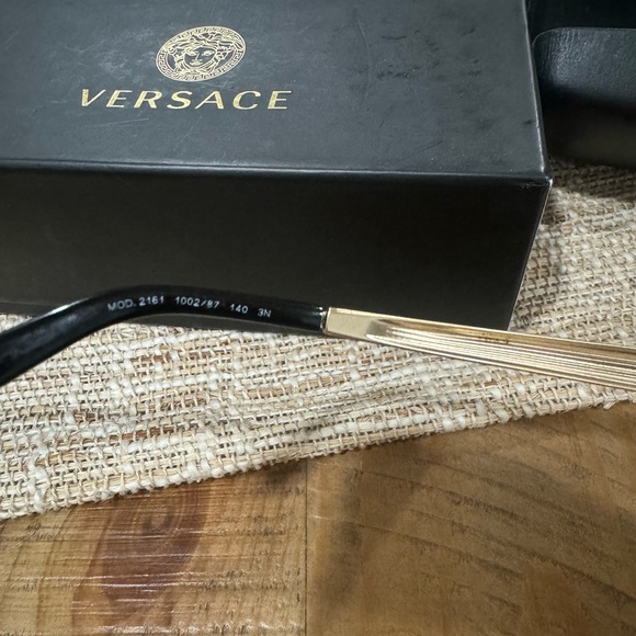 Versace unisex sunglasses 100 authentic like new - Picture 5 of 6